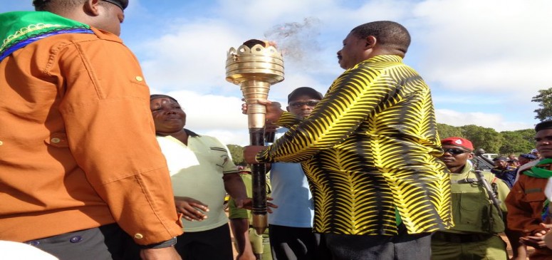  Mkuu wa Wilaya ya Masasi Mh. Bernad Nduta akipokea Mwenge wa Uhuru kutoka kwa Mkuu wa Wilaya ya Nanyumbu Mh. Sauda S. Mtondoo katika eneo la Mkarakate tarehe 06/05/2015 